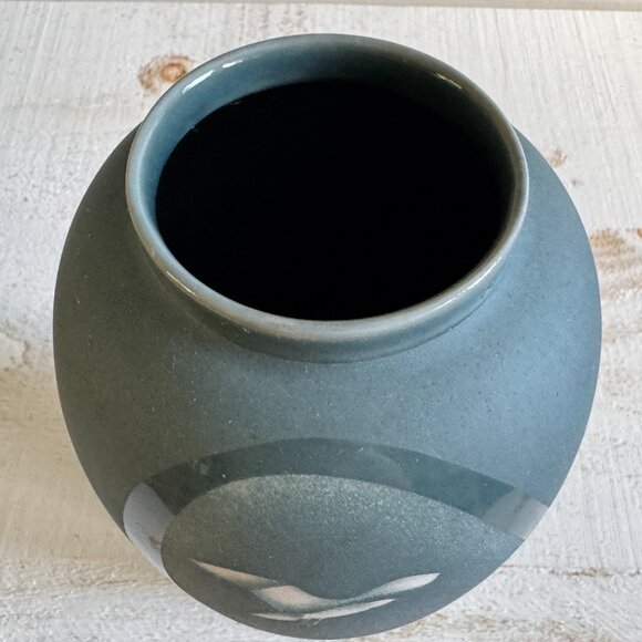 Vintage Blue and White Pottery Vase with Seagull Bird Design - Picture 7 of 11